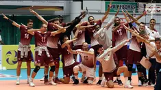 Pemain Timnas voli putra Qatar berfoto bersama usai mengalahkan Arab Saudi pada Kejuaraan Voli Asia 2017 ke-16 di GOR Tri Dharma, Gresik, Selasa (25/7). Qatar unggul tiga set langsung 25-23, 25-21, 25-21. (Liputan6.com/Helmi Fithriansyah)