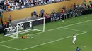 Kiper Al Hilal, Yassine Bounou (kiri) menggagalkan tendangan penalti pemain Real Madrid, Federico Valverde dalam laga Grup H Piala Dunia Antarklub 2025 melawan Real Madrid di Hard Rock stadium, Miami, Amerika Serikat, Kamis (19/06/2025) WIB. (AFP/Dan Mullan)