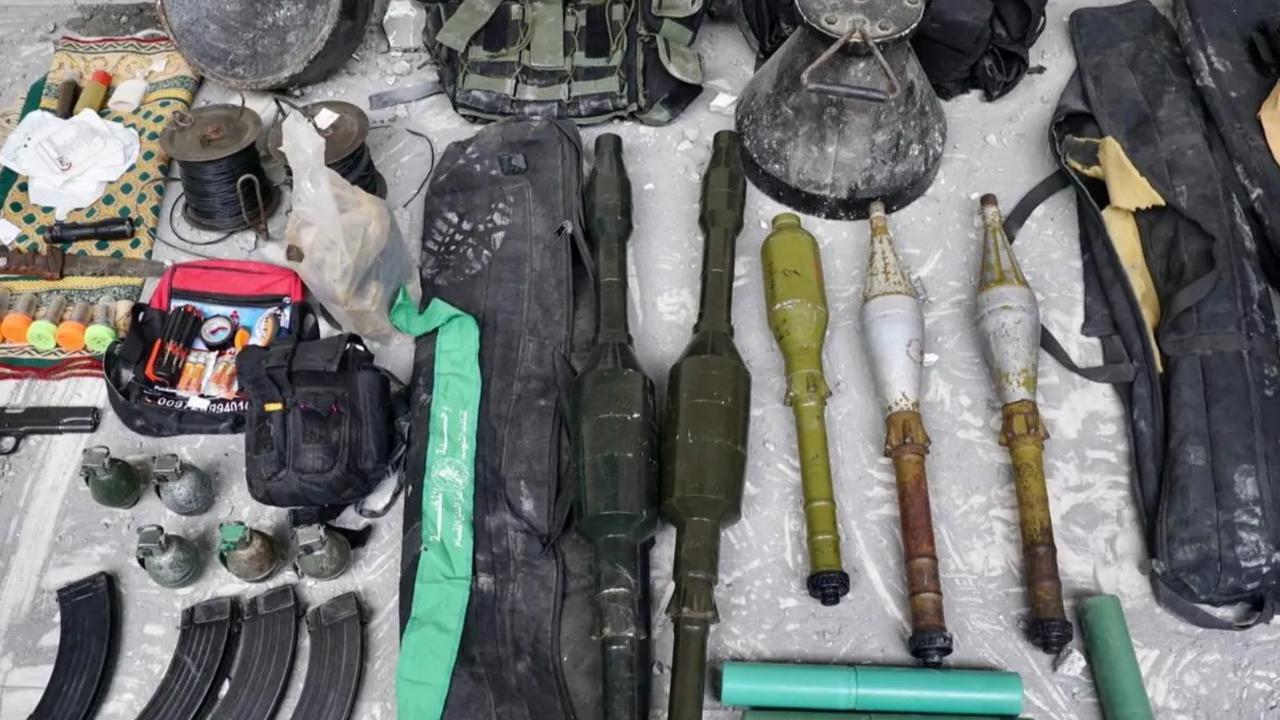 Tentara Israel menemukan senjata dan peralatan lain milik pasukan Hamas saat sedang melakukan operasi serangan darat di Gaza. Tentara zionis menemukan senjata-senjata Hamas disembunyikan di sebuah sekolah di Gaza utara.<br>