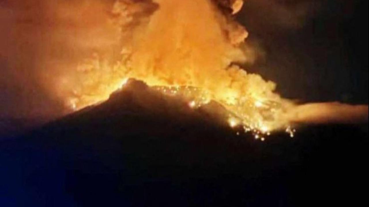 Gambar yang dirilis Pusat Vulkanologi dan Mitigasi Bencana Geologi (PVMBG), pada Rabu (17/4/2024), memperlihatkan pemandangan Gunung Ruang yang mengeluarkan lahar panas dan asap tebal&nbsp; di Kabupaten Sitaro, Sulawesi Utara. AFP/Handout/PVMBG