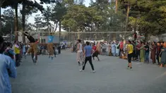 Para pemuda bermain bola voli di Shahr-e Naw Park, Kabul, Afghanistan, 9 September 2021. Taliban menguasai Afghanistan setelah pasukan Amerika Serikat meninggalkan negara tersebut. (HOSHANG HASHIMI/AFP)