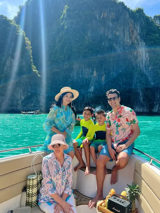 <p>Sebagai perayaan ulang tahun Kai, liburan kali ini mengunjungi pantai di Maya Bay, Phi Phi Ley Island, Thailand. [Foto; Instagram/titi_kamall]</p>