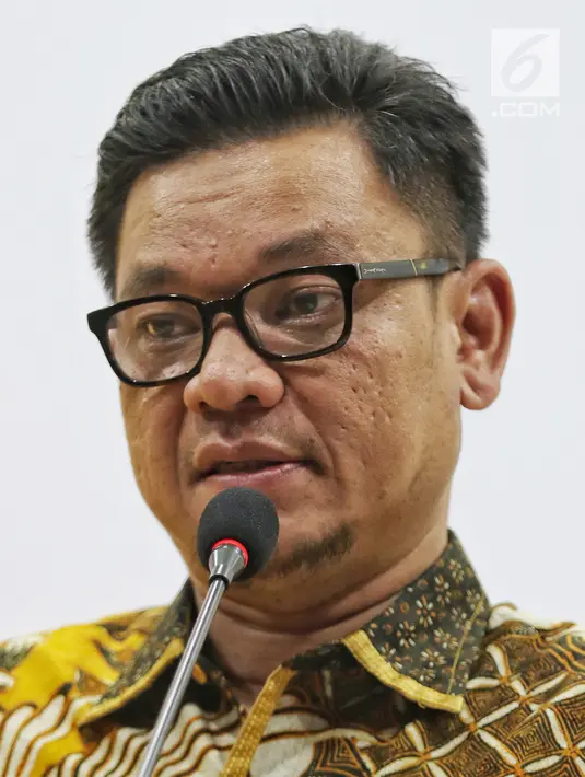 Ketua DPP Partai Golkar Ace Hasan Syadzily memberi keterangan pers terkait pemberhentian dan pengisian jabatan di Jakarta, Selasa (19/3). Erwin Aksa diberhentikan dari Ketua Bidang Koperasi dan UKM DPP Partai Golkar. (Liputan6.com/Johan Tallo)