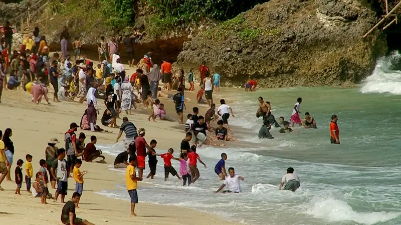 Pengunjung Pantai