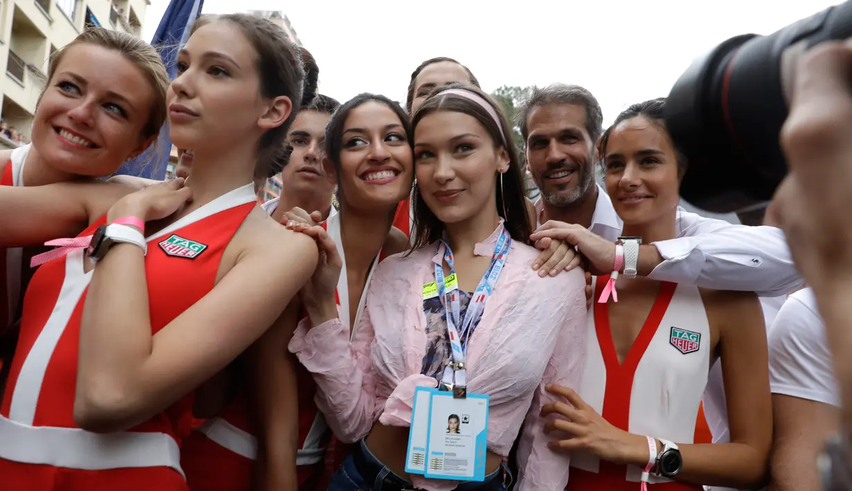 Model Bella Hadid (tengah) berpose saat foto bersama dengan gadis-gadis grid menjelang perlombaan Formula Satu, di arena pacuan kuda Monaco, di Monaco, (27/5). (AP Photo / Luca Bruno)