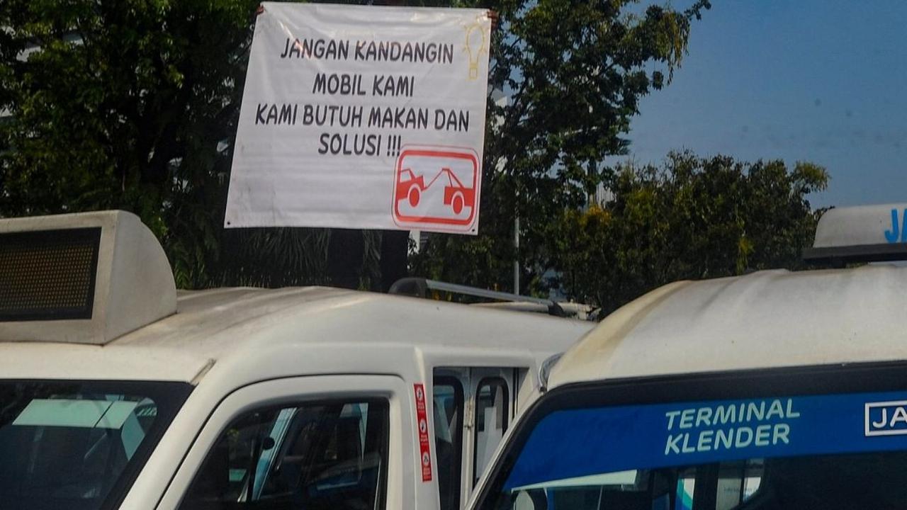Pemandangan ini terjadi sebagai bagian dari aksi unjuk rasa yang digelar oleh para sopir angkutan umum yang tergabung dalam Forum Komunikasi Laskar Biru. Foto: merdeka.com / Arie Basuki<br>