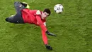4. Thibaut Courtois, sempat dipinjamkan Chelsea ke Atletico karena kalah bersaing dengan Petr Cech. Di bawah asuhan Diego Simeone kiper asal Belgia ini mampu bersinar dan akhirnya kembali ke Chelsea menggeser posisi Cech. (AFP/Gerard Julien)