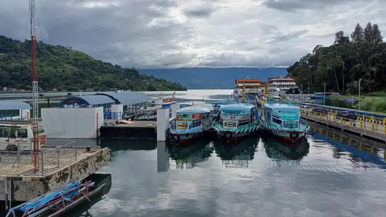 Aksi Umi Pipik Naik Speedboat di Danau Toba, Tak Risih dengan Busana dan Cadar Tertutupnya