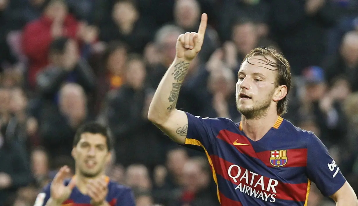 Pemain FC Barcelona, Ivan Rakitic menempati peringkat kelima top scorer bagi Blaugrana, baru mengoleksi empat gol dari semua ajang kompetisi yang  bersama Blaugrana pada musim 2016-2017. (EPA/Quique Garcia)