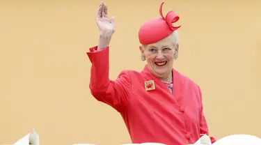 (FILES) Ratu Margrethe II dari Denmark melambai saat dia tiba dengan kapal Royal Yacht Dannebrog di Kotamadya Aarhus, Denmark pada 3 Juni 2022. (Bo AMSTRUP / Ritzau Scanpix / AFP)