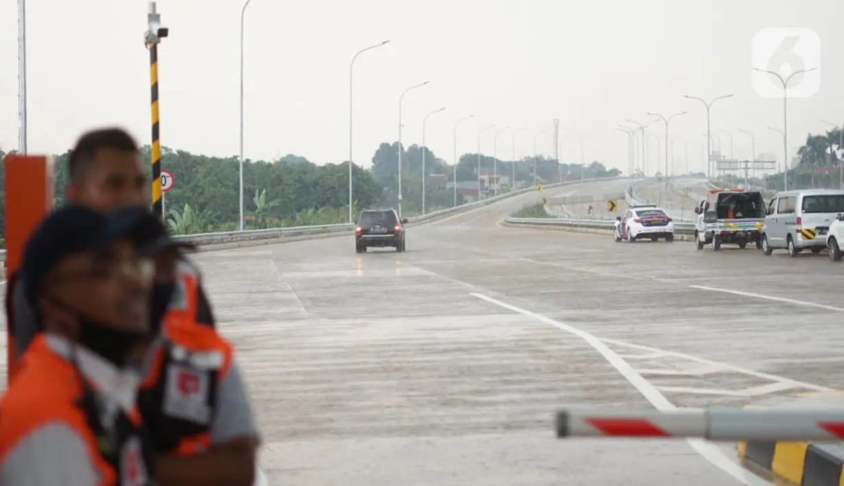 Kendaraan melintasi jalan tol Desari Seksi II di kawasan Sawangan, Depok, Jawa Barat, Jumat (3/7/2020). Tol sepanjang 6,3 km tersebut mulai bisa dilalui kendaraan dengan tarif Rp0 alias gratis untuk dua minggu kedepan. (Liputan6.com/Immanuel Antonius)