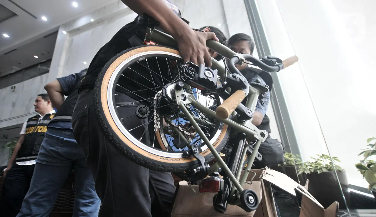Petugas Bea Cukai menyiapkan barang bukti pada konferensi pers terkait penyelundupan motor Harlery Davidson dan sepeda Brompton menggunakan pesawat baru milik Garuda Indonesia di Kementerian Keuangan, Jakarta, Kamis (5/12/2019). (merdeka.com/Iqbal S Nugroho)