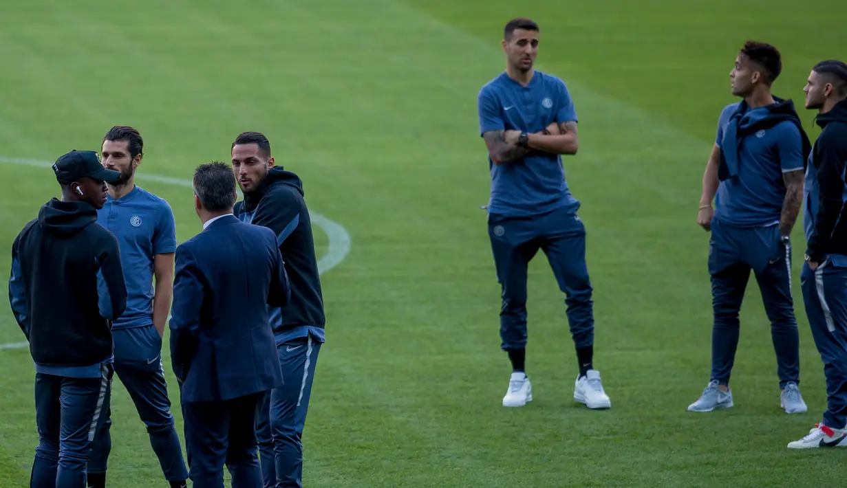 Pemain Inter Milan memeriksa lapangan Camp Nou di Barcelona, Spanyol (23/10). Inter akan bertanding melawan Barcelona pada grup B Liga Champions. (AP Photo/Joan Monfort)