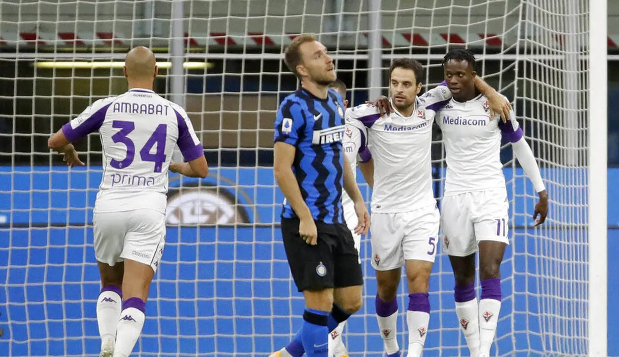 Para pemain Fiorentina merayakan gol yang dicetak oleh Kouame ke gawang Inter Milan pada laga Seria A di Stadion Giuseppe Meazza, Minggu (27/9/2020). Inter Milan menang dengan skor 4-3. (AP/Luca Bruno)