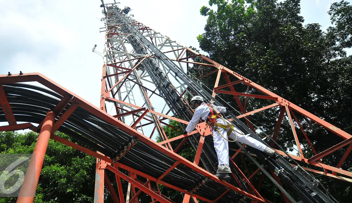 Teknisi melakukan perawatan rutin menara jaringan telekomunikasi milik PT Tower Bersama Infrastructure Tbk, Jakarta, Rabu (2/11). Indonesia menargetkan menjadi negara ekonomi digital terbesar di Asia tenggara tahun 2020. (Liputan6.com/Angga Yuniar)