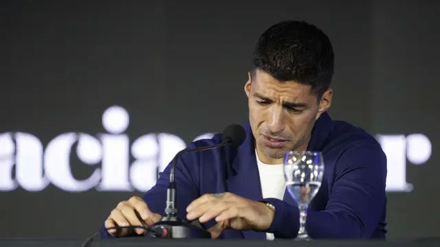 Foto: Momen Luis Suarez Umumkan Pensiun dari Timnas Uruguay, Tak Kuasa Tahan Air Mata