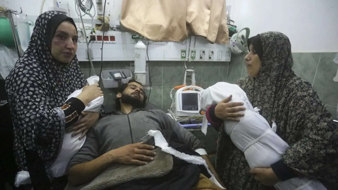 Orang tua Ahmed dan Al-Amira Aisha berjumpa dengan jasad anak-anak mereka untuk terakhir kalinya.