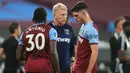 Pelatih West Ham United, David Moyes, memberikan arahan kepada pemainnya saat menghadapi Watford pada laga lanjutan Premier League pekan ke-36 di London Stadium, Sabtu (18/7/2020) dini hari WIB. West Ham menang 3-1 atas Watford. (AFP/Adam Davy/pool)