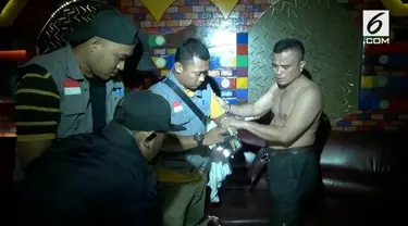 Badan Narkotika Nasional Provinsi DKI Jakarta melakukan razia ditempat hiburan malam, beberapa paket sabu ditemukan saat razia