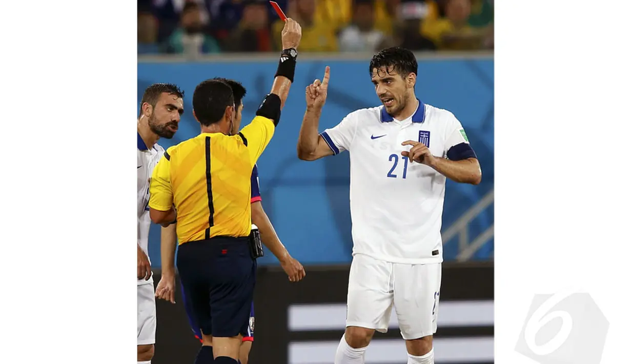 Akibat bermain kasar, gelandang Timnas Yunani, Kostas Katsouranis (kanan), diusir keluar arena pertandingan oleh wasit, Joel Aguilar, dalam laga penyisihan Piala Dunia 2014 Grup C di Stadion Dunas, Natal, Brasil, (20/6/2014). (REUTERS/Toru Hanai) 