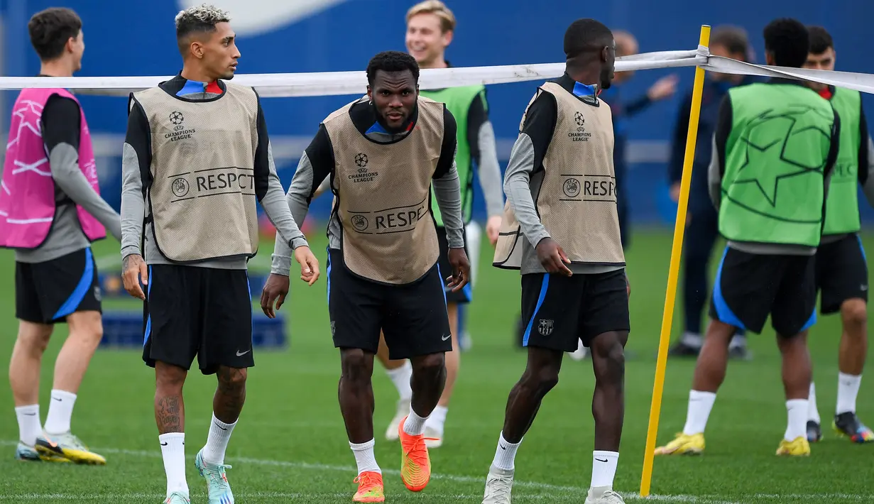 (Dari kiri) Pemain Barcelona Raphinha, Franck Kessie, Ousmane Dembele dan rekan satu tim menghadiri sesi latihan bersiap menjamu Inter Milan pada matchday 4 Grup C Liga Champions di tempat latihan Joan Gamper di Sant Joan Despi, Selasa (11/10/2022). Sebagaimana diketahui, Barcelona baru mengantongi tiga poin dari tiga pertandingan dan tertahan di posisi tiga klasemen sementara Grup C. (Josep LAGO / AFP)