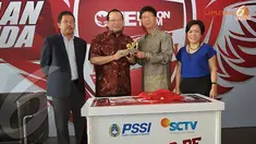 Sutanto Hartono memberikan kenang-kenangan kepada Wakil Ketua PSSI, La Nyalla Mattalitti saat penandatangan kerjasama di Senayan, Jakarta (Liputan6.com/Helmi Fithriansyah)