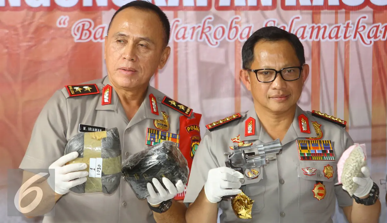 Kapolri Jenderal Pol Tito Karnavian didampingi Kapolda Metro Jaya Irjen Iriawan menunjukkan barang bukti beserta tersangka kasus tindak pidana narkotika jaringan internasional di RS Polri, Jakarta, Selasa (17/1). (Liputan6.com/Immanuel Antonius)