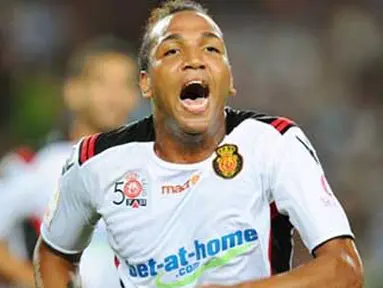 Kegembiraan striker Real Mallorca Emilio Nsue seusai menjebol gawang Barcelona dalam lanjutan La Liga di Nou Camp, 3 Oktober 2010. Skor 1-1. AFP PHOTO / LLUIS GENE 