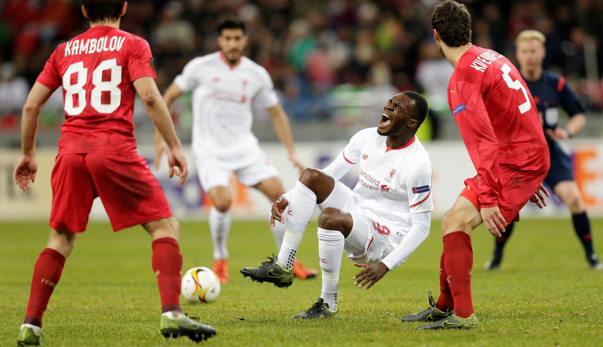 Striker Liverpool, Christian Benteke, dilanggar pemain Rubin Kazan dalam lanjutan Grup B Liga Europa di Stadion Kazan Arena, Rusia, Jumat (6/11/2015) dini hari WIB. (Action Images via Reuters/Henry Browne)