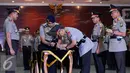 Kapolri Jenderal Pol Badrodin Haiti (kiri) menyaksikan penandatanganan Irjen Pol Unggung Cahyono saat upacara serah terima jabatan di Jakarta, Jumat (12/6/2015). Unggung Cahyono akan bertugas sebagai Asisten Operasi Kapolri. (Liputan6.com/Johan Tallo)