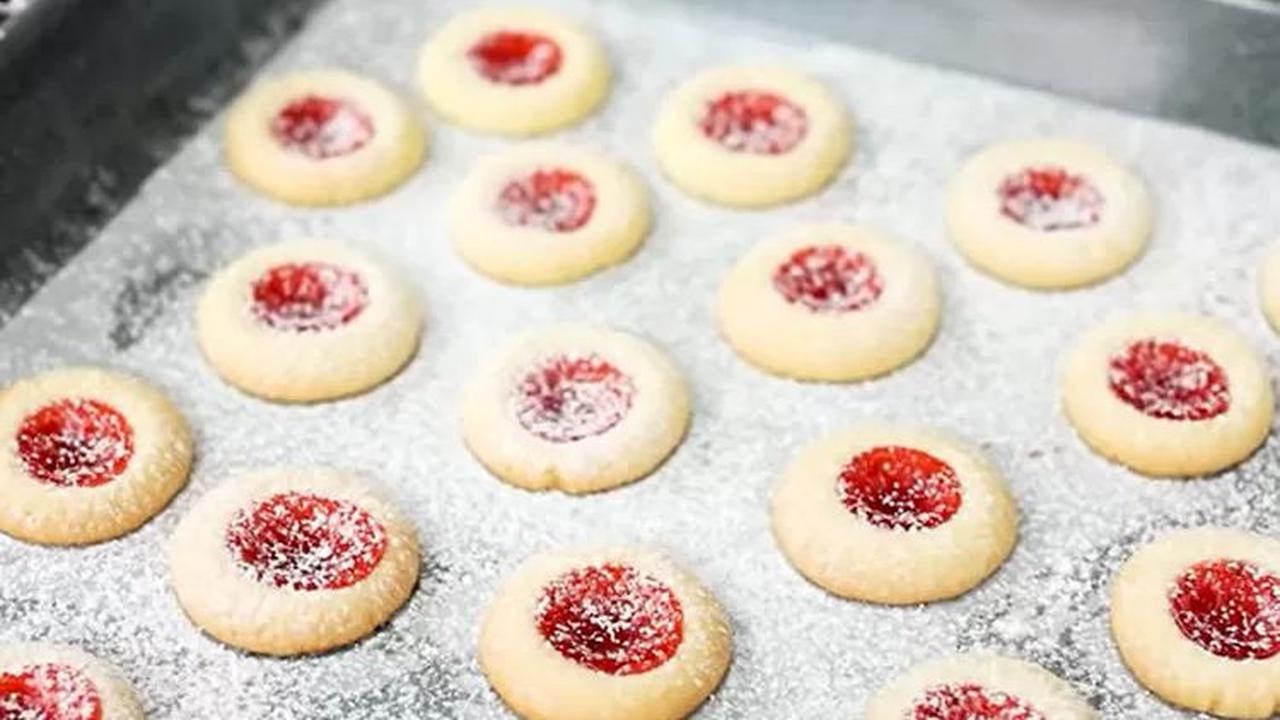 Berikut resep kukis strawberry yang dikutip dari channel Youtube Devina Hermawan. Ada beberapa tips yang dibagikan Chef Devina untuk membuat kukis strawberry jadi lebih gurih, renyah dan tidak mudah pecah.