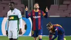 Striker Barcelona, Lionel Messi melakukan selebrasi usai mencetak gol pertama timnya ke gawang Elche dalam laga lanjutan Liga Spanyol 2020/21 pekan ke-24 di Camp Nou Stadium, Barcelona, Rabu (24/2/2021). Barcelona menang 3-0 atas Elche. (AFP/Lluis Gene)