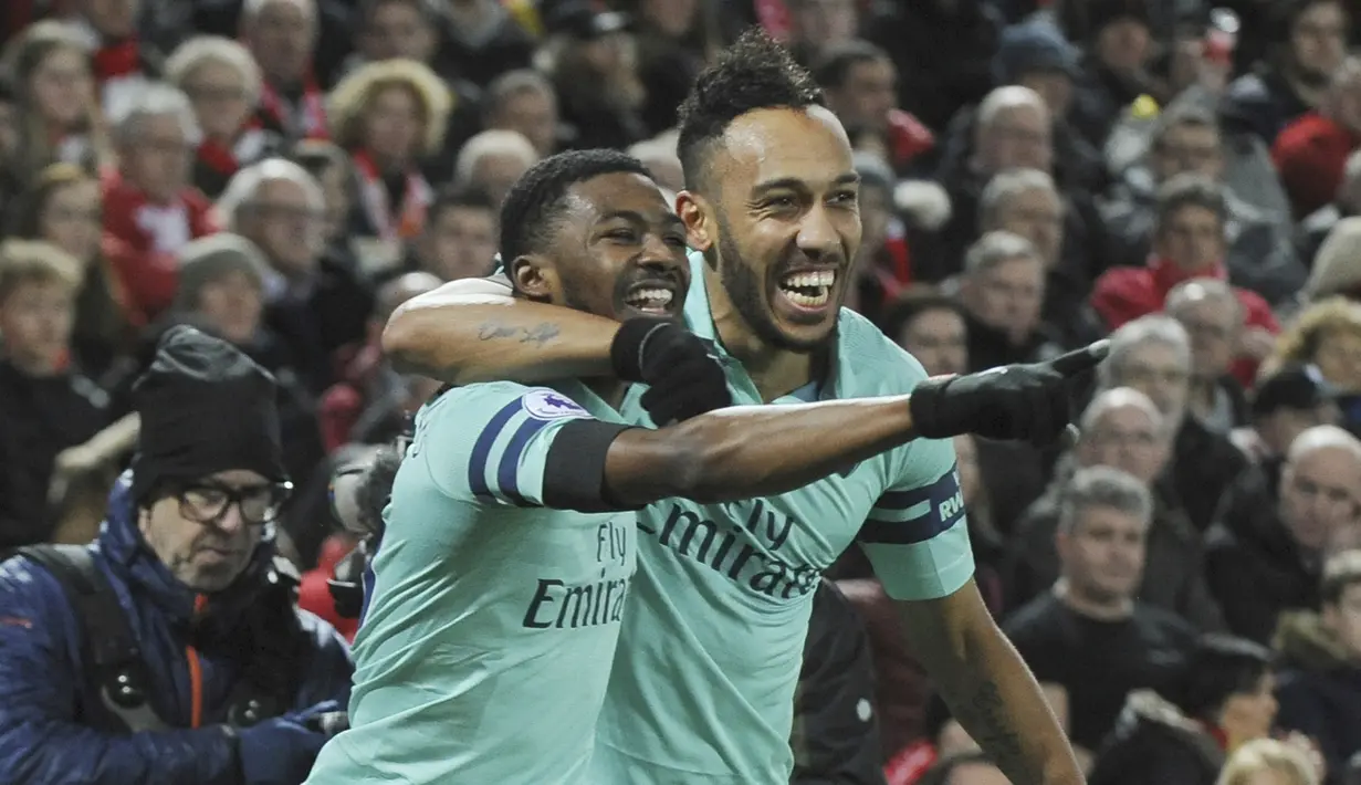 Gelandang Arsenal, Ainsley Maitland-Niles, merayakan gol yang dicetaknya ke gawang Liverpool pada laga Premier League di Stadion Anfield, Liverpool, Sabtu (29/12). Liverpool menang 5-1 atas Arsenal. (AP/Rui Veira)