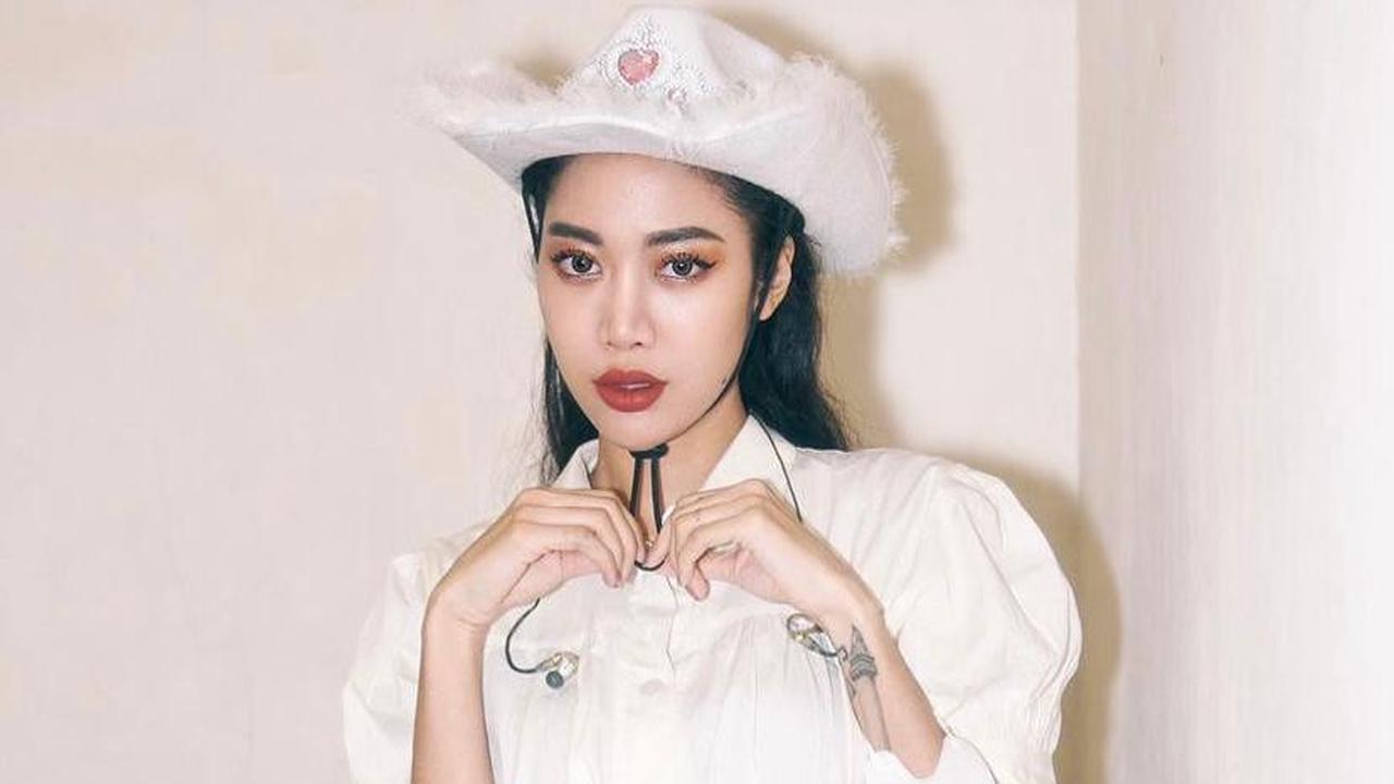 8 Gaya Nyentrik Widi Vierratale saat Manggung, Pakai Surjan Lurik hingga Piyama