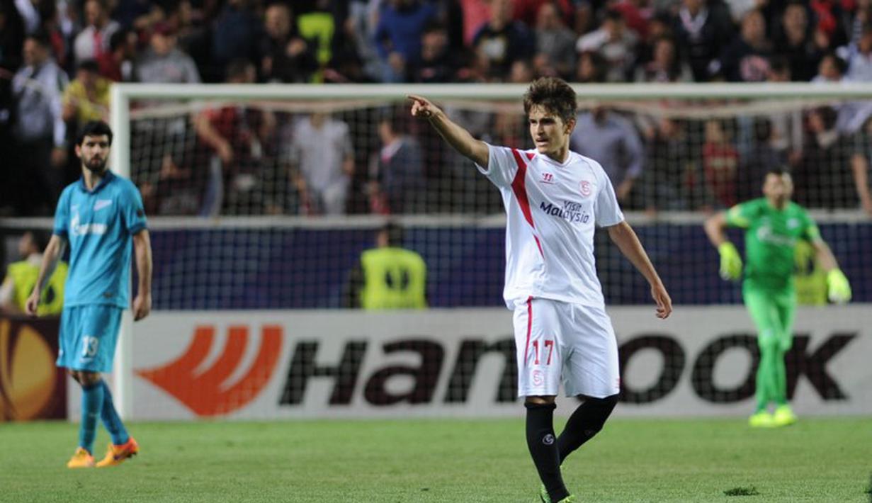 Gelandang Sevilla Denis Suarez merayakan golnya saat mengalahkan Zenit