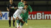 Striker Persebaya Surabaya, Marselino Ferdinan (depan) dibayangi gelandang PS Sleman, Wahyu Sukarta dalam laga Grup C Piala Menpora 2021 di Stadion Si Jalak Harupat, Bandung, Rabu (7/4/2021). (Bola.com/Ikhwan Yanuar)