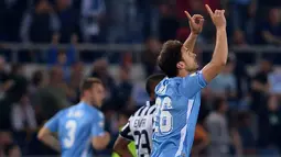 Bek Lazio, Stefan Radu (kanan) melakukan selebrasi usai mencetak gol ke gawang Juventus pada final Coppa Italia di Olimpico Roma, Italia, Rabu (20/5/2015). Juventus menang 2-1 atas Lazio. (AFP PHOTO /Alberto Pizzoli)