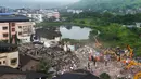 Suasana pencarian korban di reruntuhan gedung apartemen yang runtuh di Mahad, India (25/8/2020). Sedikitnya 50 orang terjebak dalam semalam di dalam apartemen yang runtuh tersebut. (AFP Photo/Punit Paranjpe)