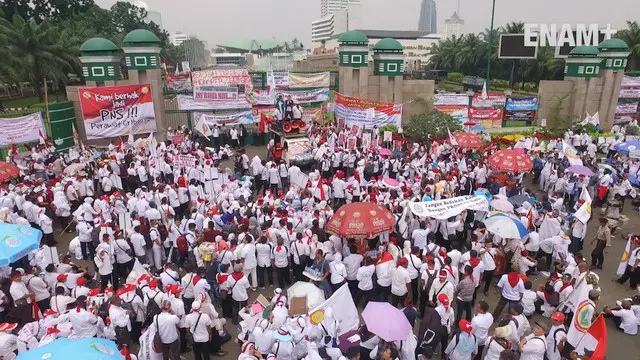 Persatuan Perawat Nasional Indonesia (PPNI) melakukan aksi unjuk rasa di depan Gedung DPR, Senayan, Jakarta, Kamis (15/3/2017)