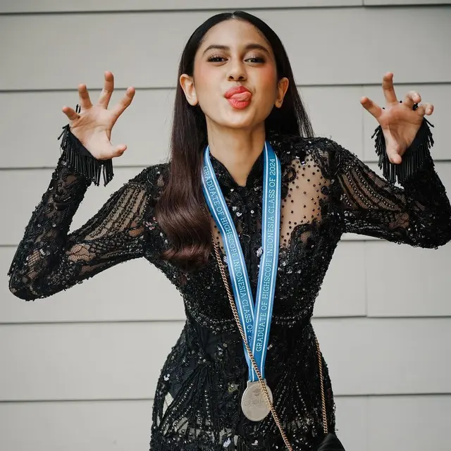 6 Potret Asila Maisa di Momen Wisuda dan Prom Night, Bajunya Didesain Ivan Gunawan
