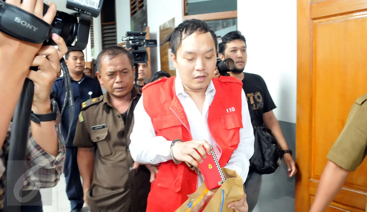 Hengki Kawilarang saat akan menjalani sidang perdana dengan agenda pembacaan dakwaan di PN Jakarta Selatan, Senin (22/6/2015). Hengki diduga telah menggelapkan uang sebesar Rp 1,6 miliar milik Jeng Ana. (Liputan6.com/Panji Diksana)