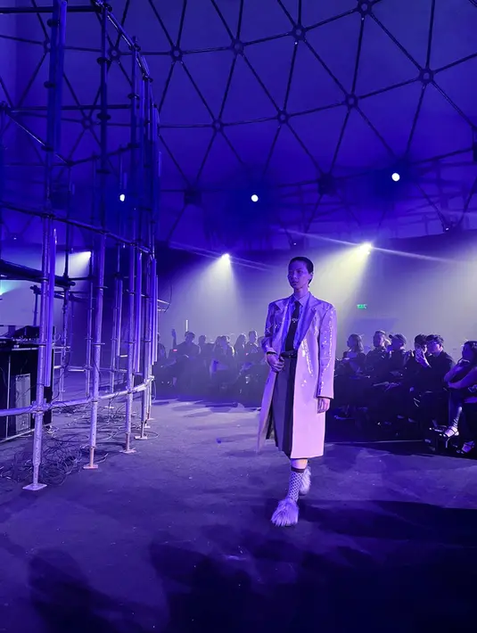 Berkolaborasi dengan beragam pihak, perayaan 10 tahun ini dirayakan dengan meriah. Moral berkolaborasi dengan Sebastian Gunawan, Tanah Le Sae, Hands By Jeje, Aidan and Ice, ANW, Christin Wu, Cover Me Not, Isshu, Oje Eyewear, MTW, Re-Thread, Shocks dan Tigah. Seru! [Foto: Adinda Tri Wardhani / Fimela.com]