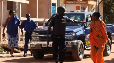 Pasukan keamanan Mali mengevakuasi dua wanita yang menjadi sandera di Hotel Radisson Blu di Bamako, Jumat (20/11). Kelompok militan Islam menyerbu hotel mewah tersebut dan  menyandera lebih dari 100 orang tamu serta staf hotel. (AFP PHOTO/Habibou Kouyate)