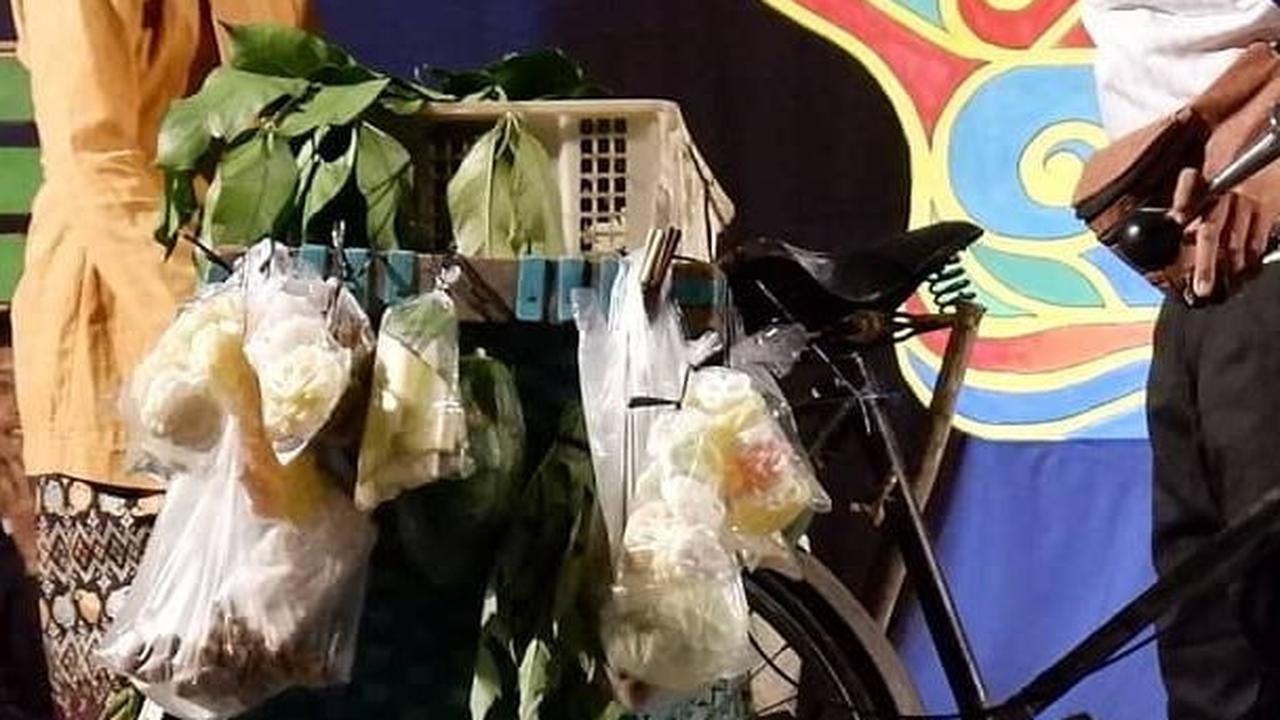 Puisi Berantai 2 Orang Lucu<br>