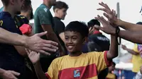 Seorang anak anggota SJJ Arcamanik mendapatkan kesempatan langka untuk berinteraksi dengan pemain Oxford United di Stadion Arcamanik Bandung, Rabu (9/7/2025). (Dok. Oxford United).