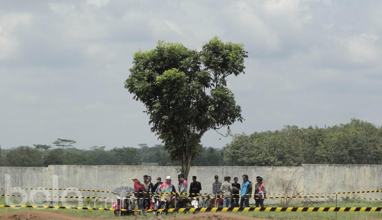 Para peserta balapan berteduh di bawah pohon pada Festival BMX di kompleks Islamic Center, Sukada, Lampung, Minggu (19/3/2017) (Bola.com/Reza Bachtiar)