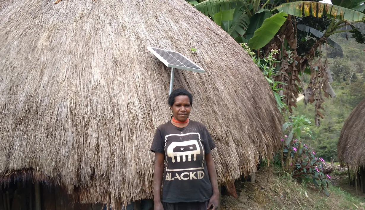 Lampu Tenaga Surya Hemat Energi (LTSHE) terpasang di rumah penduduk di desa terpencil Papua. Kementerian ESDM memasang LTSHE untuk 167.064 rumah di 1.230 desa, tersebar di 18 provinsi  (Liputan6.com/HO/Hadi M Djuraid)