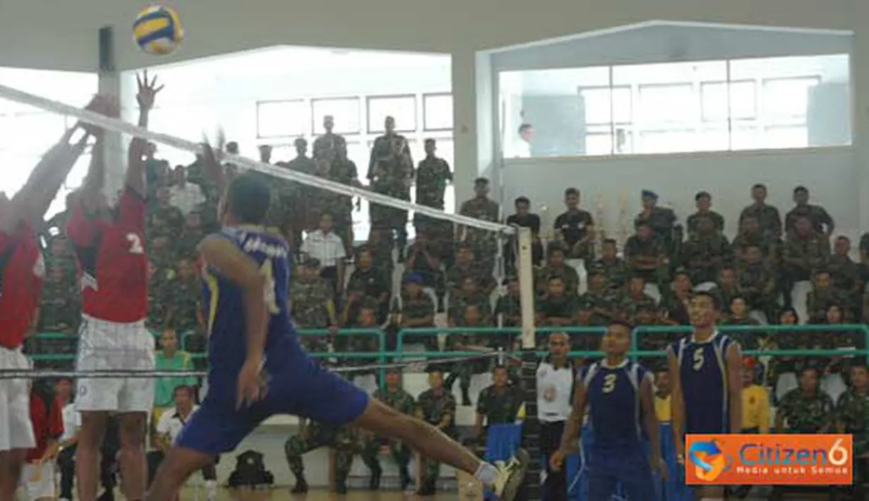 Citizen6, Surabaya: Kegiatan pertandingan final putra antara Kodikmar melawan Puslatdiksarmil di GOR Jalakrida Bumimoro Kobangdikal, Kamis (28/4). (Pengirim: Rohman Arif)