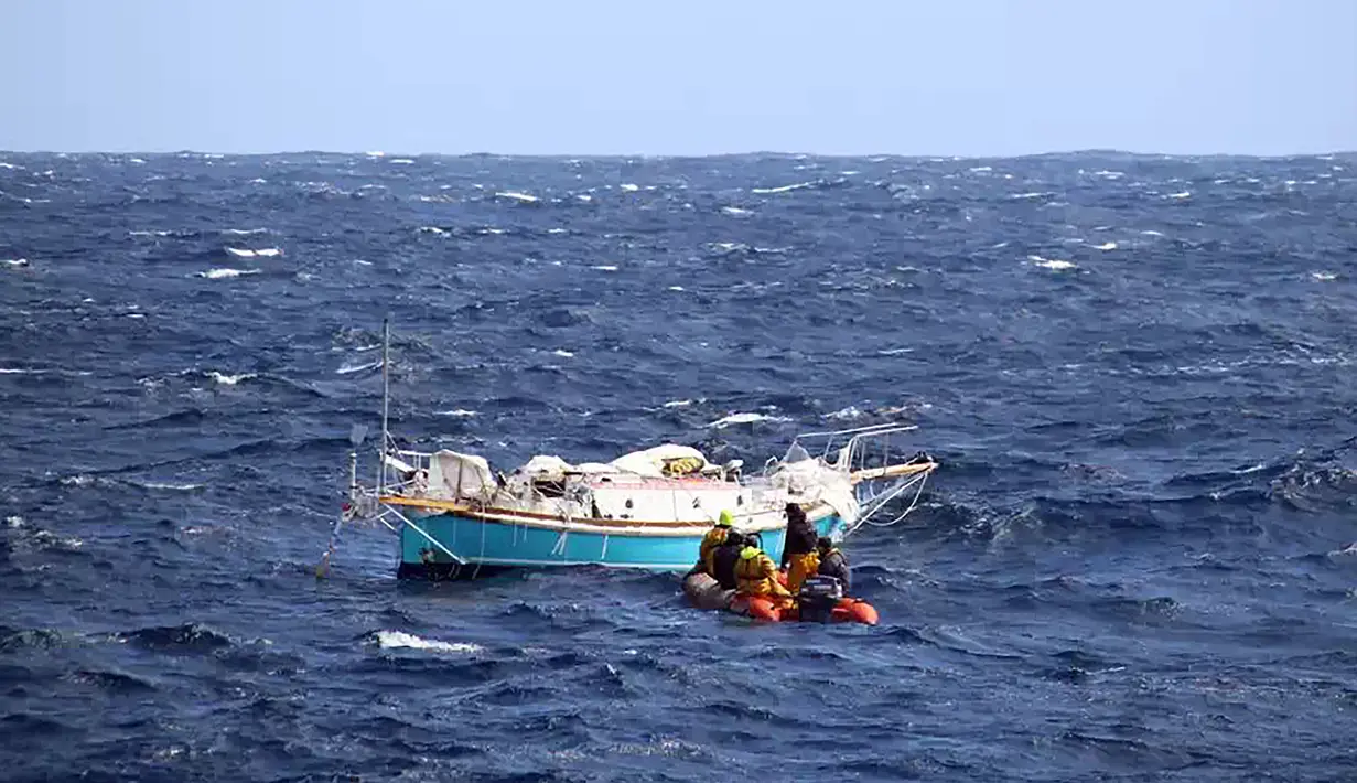 Kapal Prancis, Osiris menyelamatkan pelaut India, Abhilash Tomy di Samudera Hindia, Selasa (25/9). Abhilash sempat mengirim pesan singkat yang mengatakan dia mengalami cedera punggung dan tidak bisa bergerak. (HO/AUSTRALIAN MARITIME SAFETY AUTHORITY/AFP)