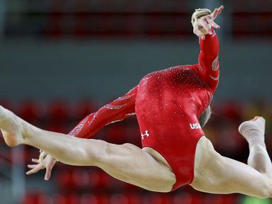 Pesenam AS, Madison Kocian, beraksi dalam sesi latihan senam artistik jelang Olimpiade Rio 2016 di Olympic Park, Rio de Janeiro, Brasil, (5/8/2016). (Reuters/Damir Sagolj) 